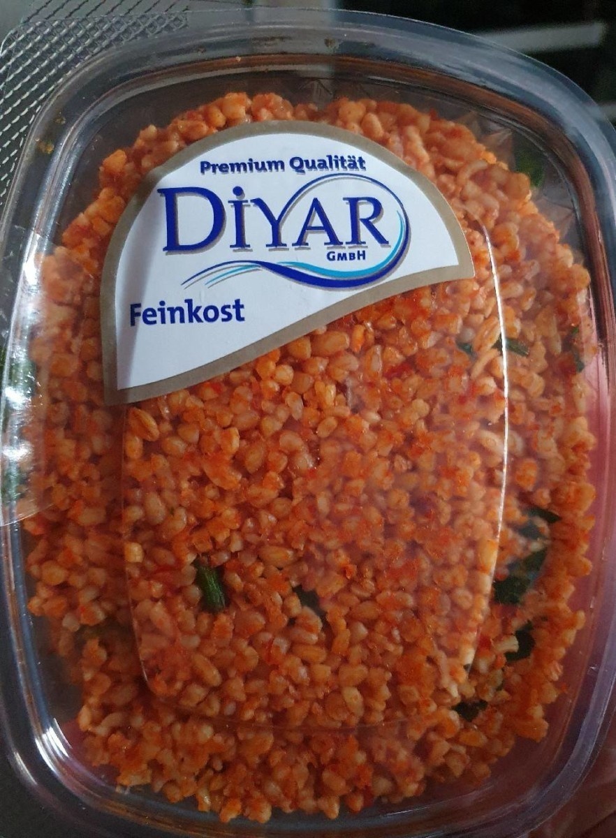 Bulgursalat mit Lauchzwiebeln und Gemüse